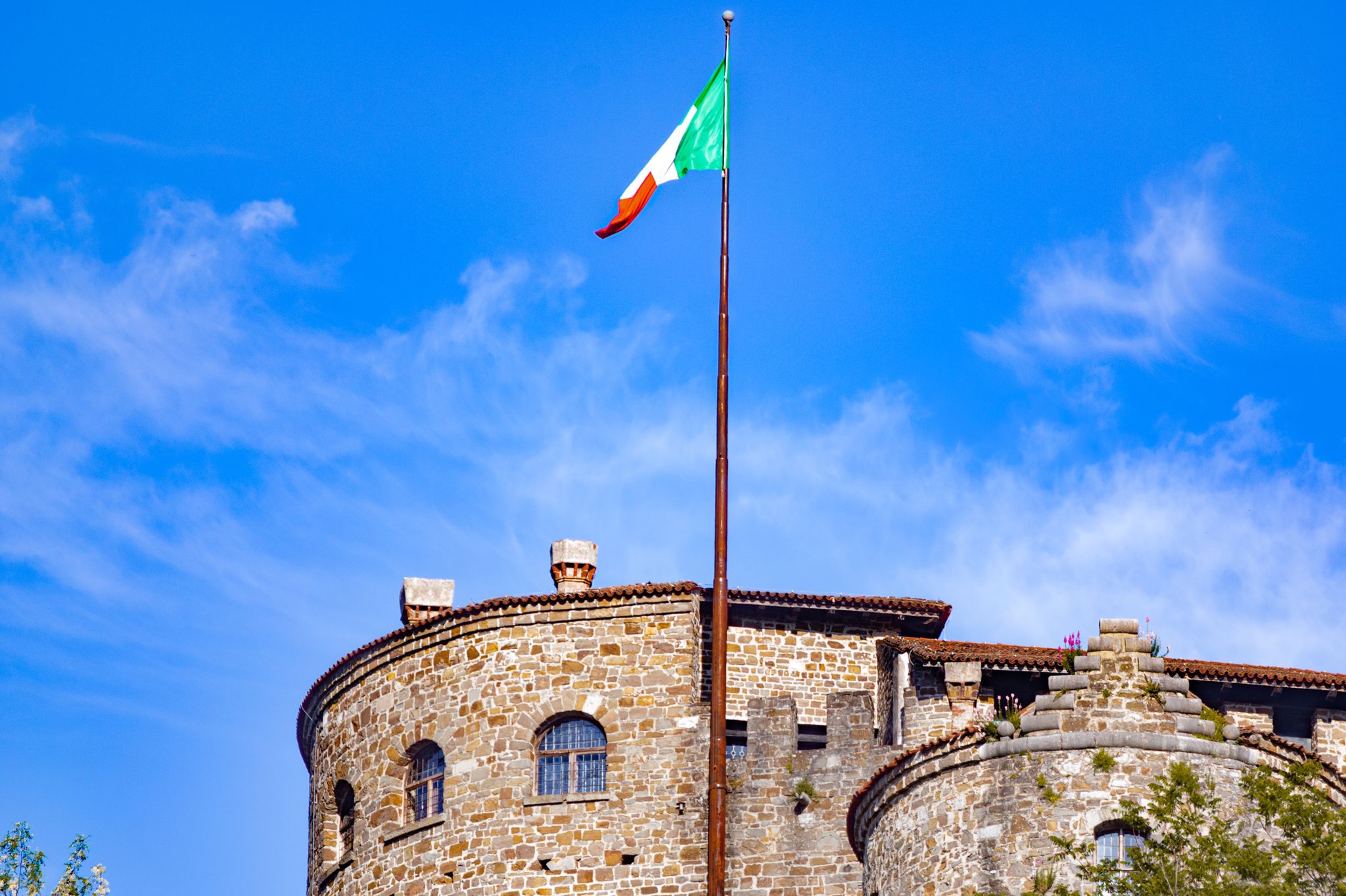 Immagine per GO! 2025, la bandiera europea e dei due Comuni sul Castello di Gorizia